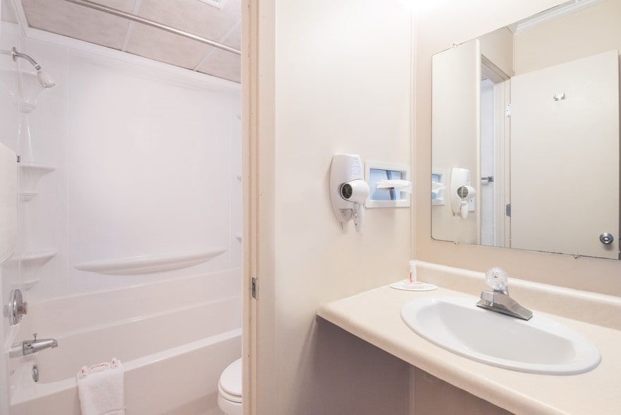 More Photos Of 1211 N 47th St, Grand Forks Hotel For Sale