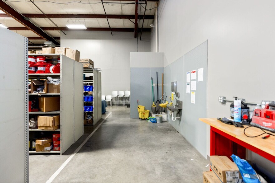 More Photos Of 3312 Gilmore Industrial Blvd, Louisville Warehouse For Lease