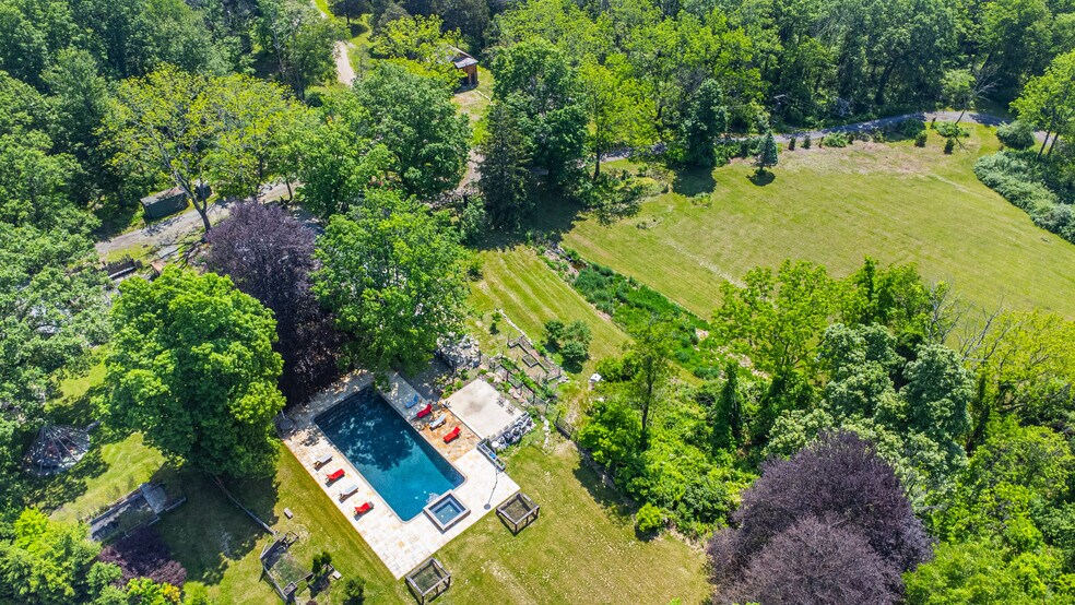 More Photos Of 62 Mount Pleasant Rd, Columbia Specialty For Sale