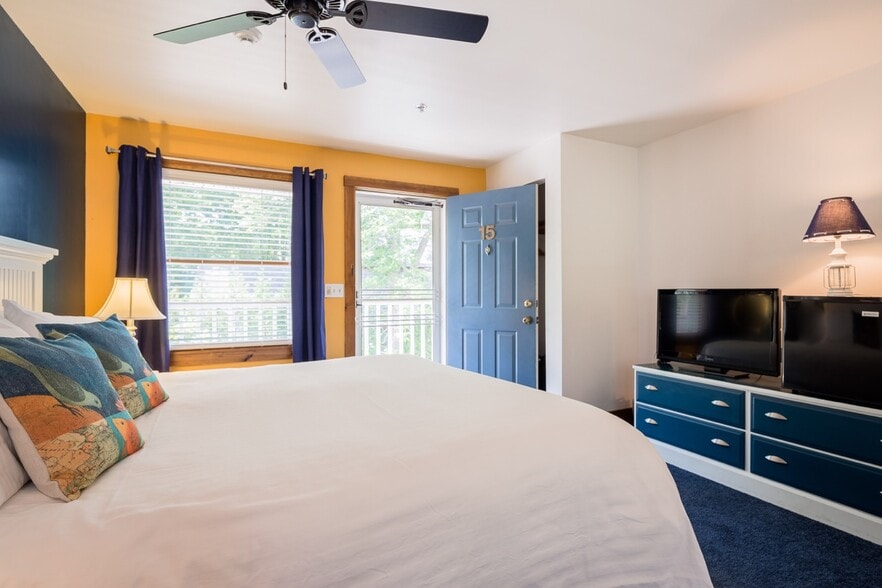 More Photos Of 68 Elm St, Camden Hotel For Sale