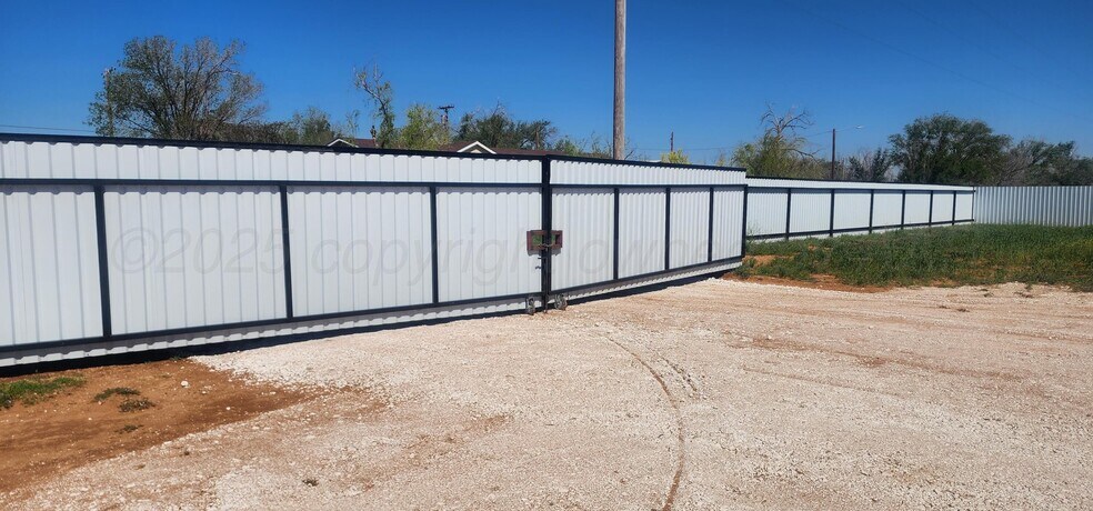 More Photos Of 720 State Line rd, Farwell Warehouse For Sale