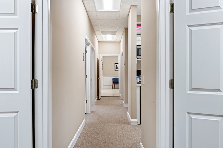 More Photos Of 23 Plantation Park Dr, Bluffton Office For Lease