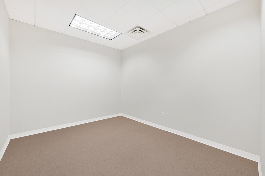 More Photos Of 7900 N Sam Houston Pky W, Houston Office For Lease