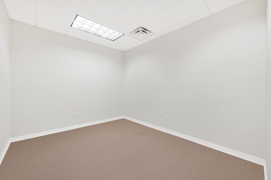 More Photos Of 7900 N Sam Houston Pky W, Houston Office For Lease