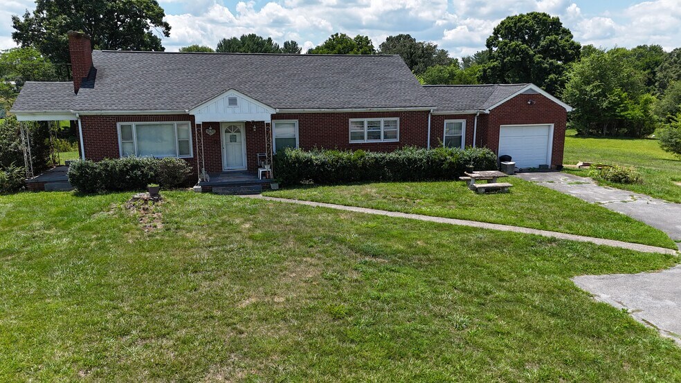 More Photos Of 5207 N Roan St, Gray Specialty For Sale