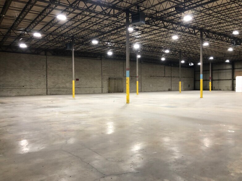 More Photos Of 3841-3865 Swanson Ct, Gurnee Manufacturing For Lease