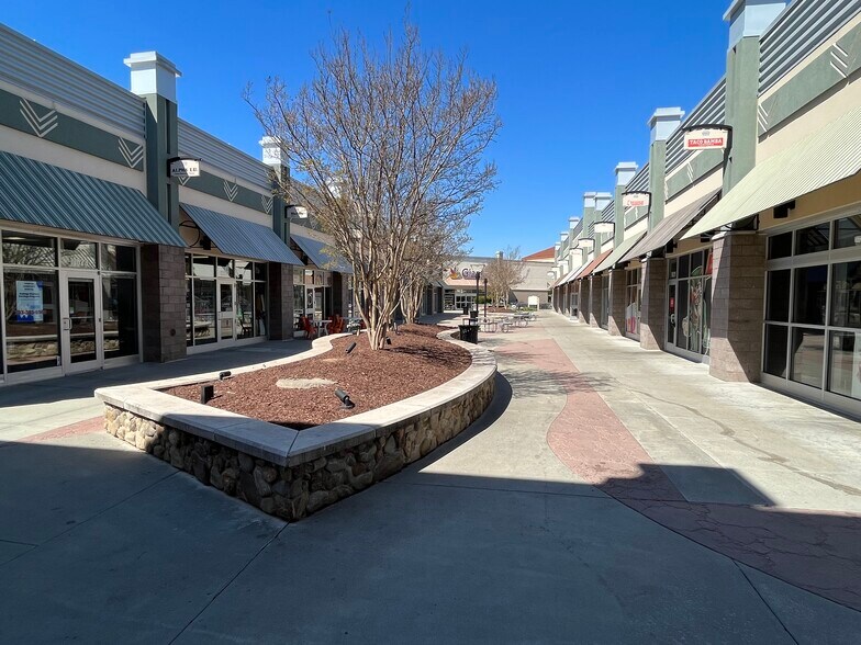 More Photos Of 10653-10691 Braddock Rd, Fairfax Unknown For Lease