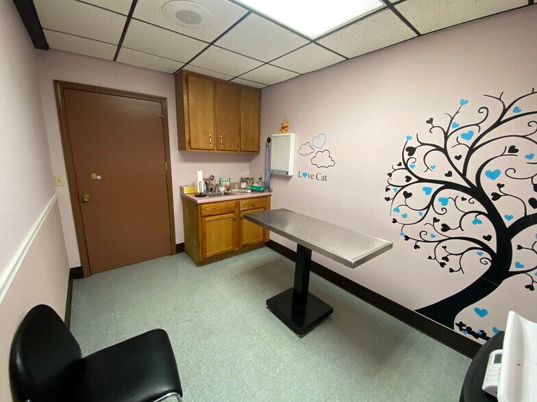 More Photos Of 2228 W College St, Springfield Veterinarian Kennel For Sale