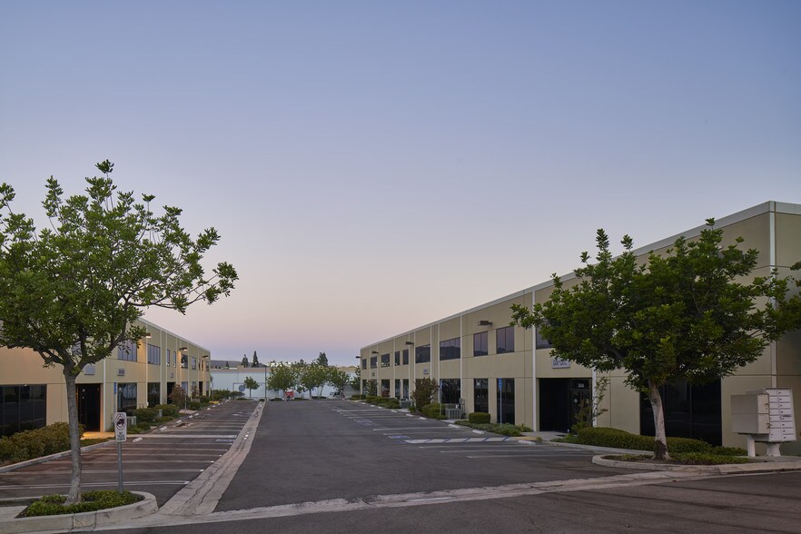 More Photos Of 25 W Easy St, Simi Valley Warehouse For Lease