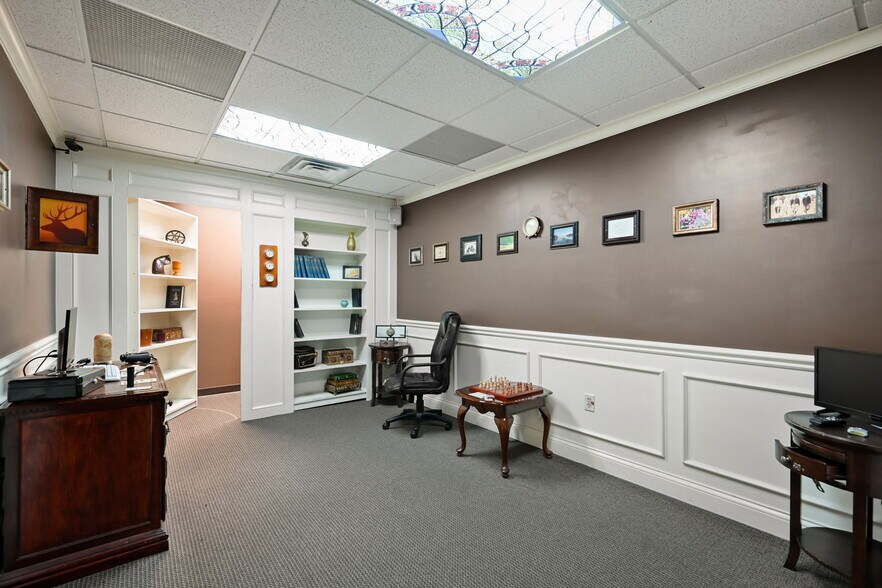 More Photos Of 304 SW Market St, Lee's Summit General Retail For Sale
