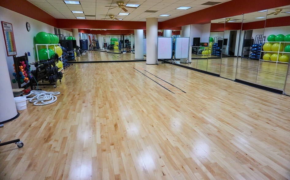 More Photos Of 120 Monument Cir, Indianapolis Office For Lease