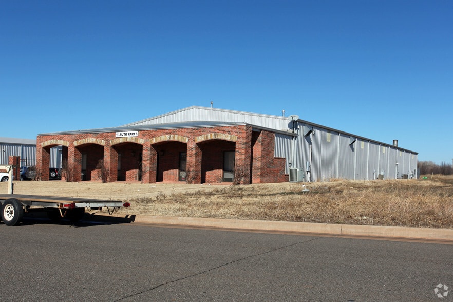 More Photos Of 625 Enterprise Dr, Edmond Showroom For Lease