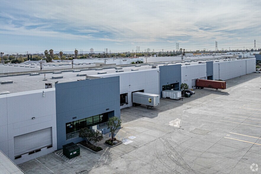 More Photos Of 5849-5853 E 61st St, Commerce Warehouse For Lease