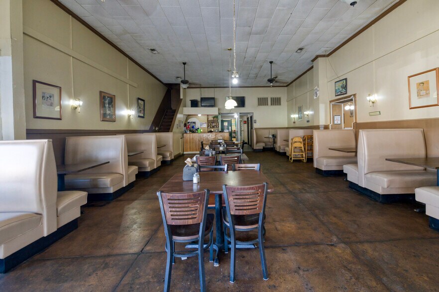 More Photos Of 118-124 N Townville St, Seneca Storefront For Sale