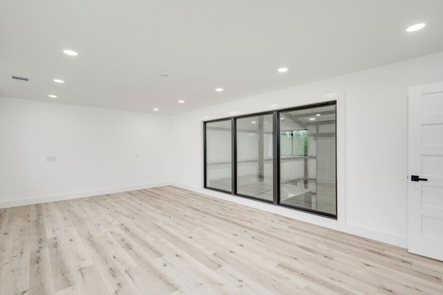 More Photos Of 15210 Fitzhugh Rd, Austin Warehouse For Lease