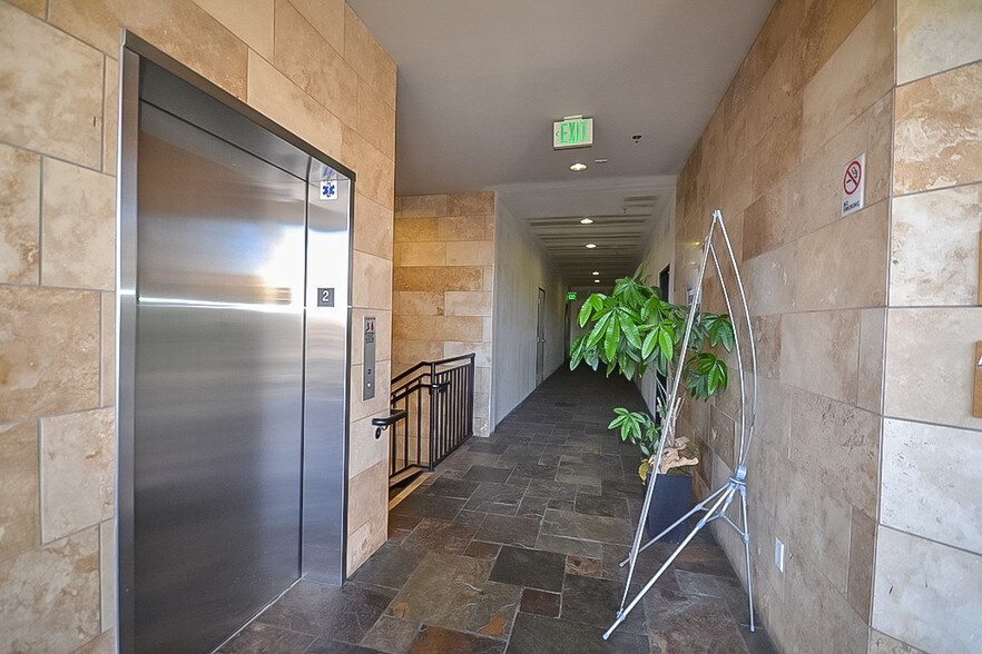 More Photos Of 400 S Western Ave, Los Angeles Storefront Retail Office For Lease