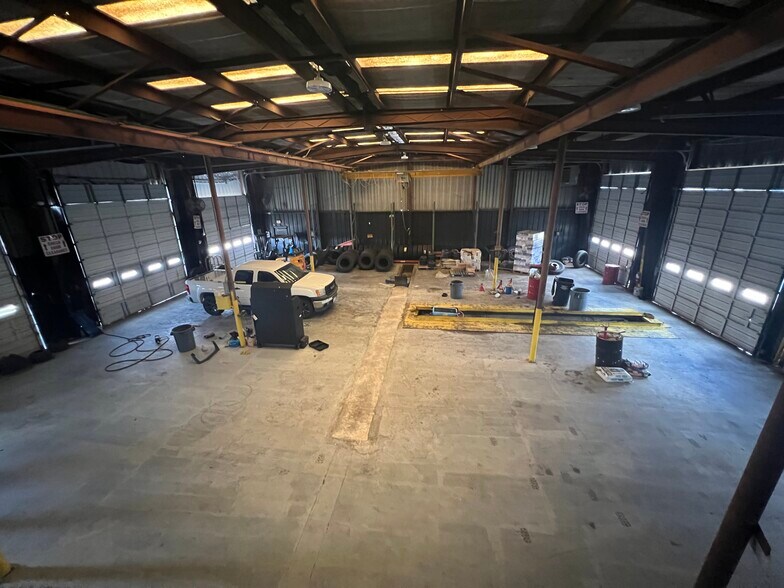 More Photos Of 7659 S US-281, Pleasanton Industrial For Sale