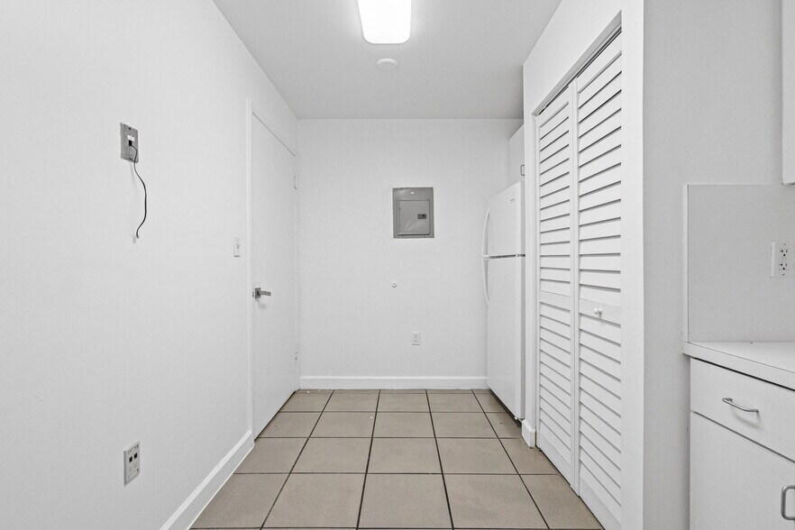 More Photos Of 6330 Manor Ln, South Miami Office For Lease