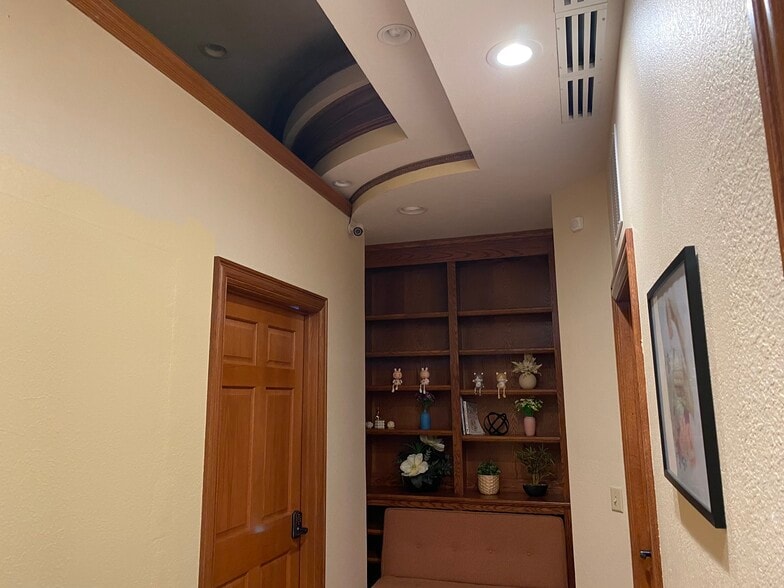 More Photos Of 1200 E Woodhurst Dr, Springfield Office For Lease