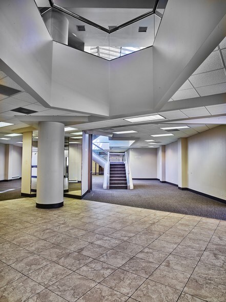 More Photos Of 1111 W Mockingbird Ln, Dallas Office For Lease