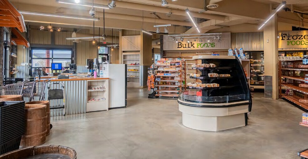 More Photos Of 7013 Thunder Bay St, Powell River General Retail For Sale