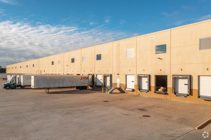 More Photos Of 3951 Corporate Dr, Lancaster Distribution For Lease