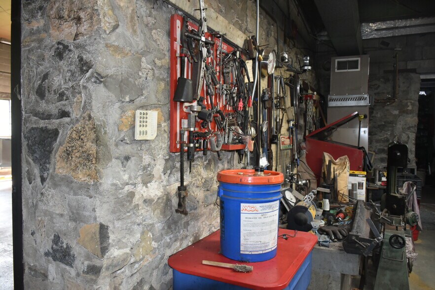 More Photos Of 4592 S Delaware Dr, Easton Auto Repair For Sale