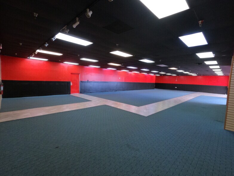 More Photos Of 7685 Pines Blvd, Pembroke Pines Showroom For Lease