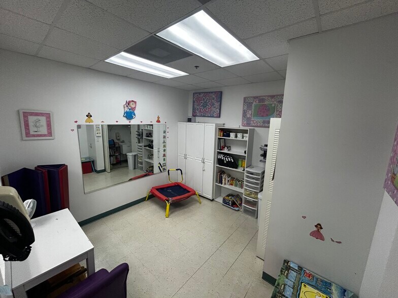 More Photos Of 2364 Drew St, Clearwater Medical For Sale