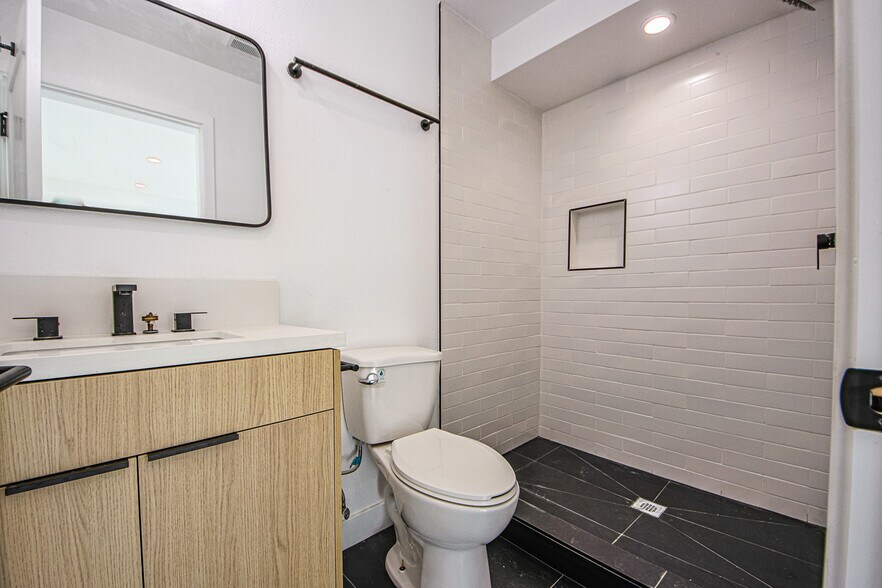 More Photos Of 5709 Auckland Ave, North Hollywood Apartments For Sale