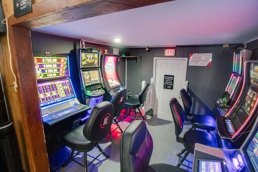 More Photos Of 20861 IL-100, Fieldon Specialty For Sale