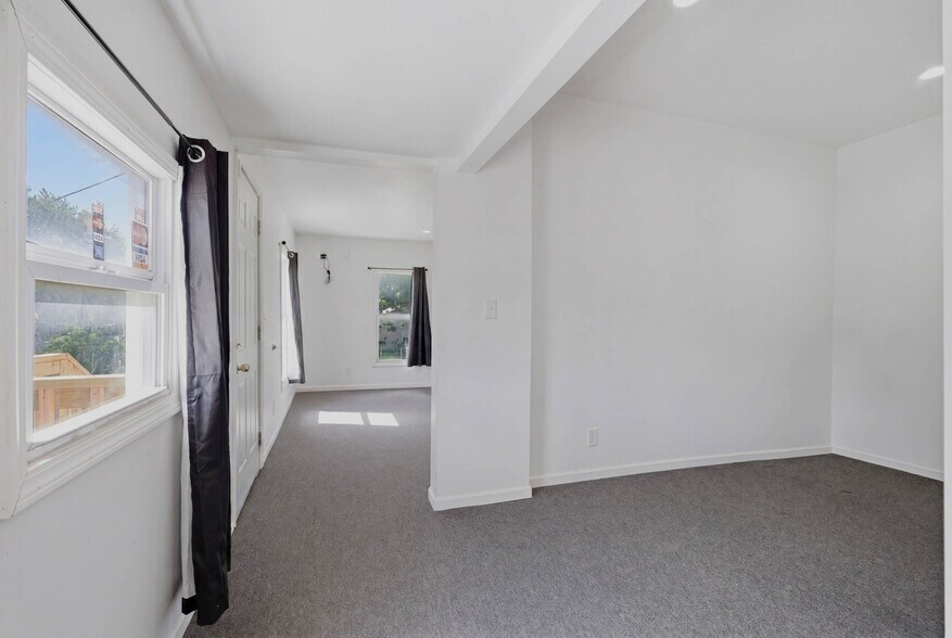More Photos Of 307 E 23rd St S, Independence Office For Sale