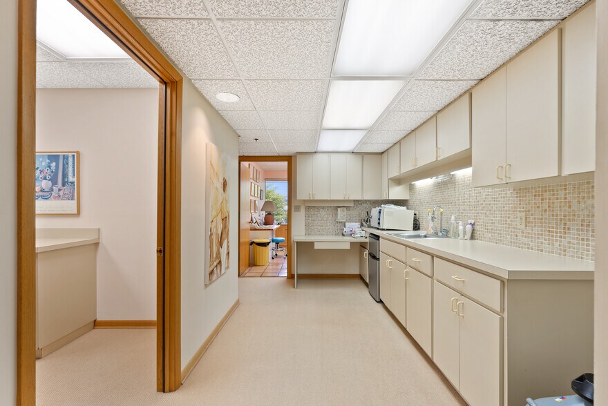 More Photos Of 700 2nd Ave N, Naples Medical For Lease