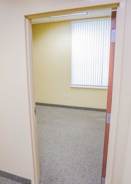 More Photos Of 1605 Heritage Dr, Northfield Office For Lease