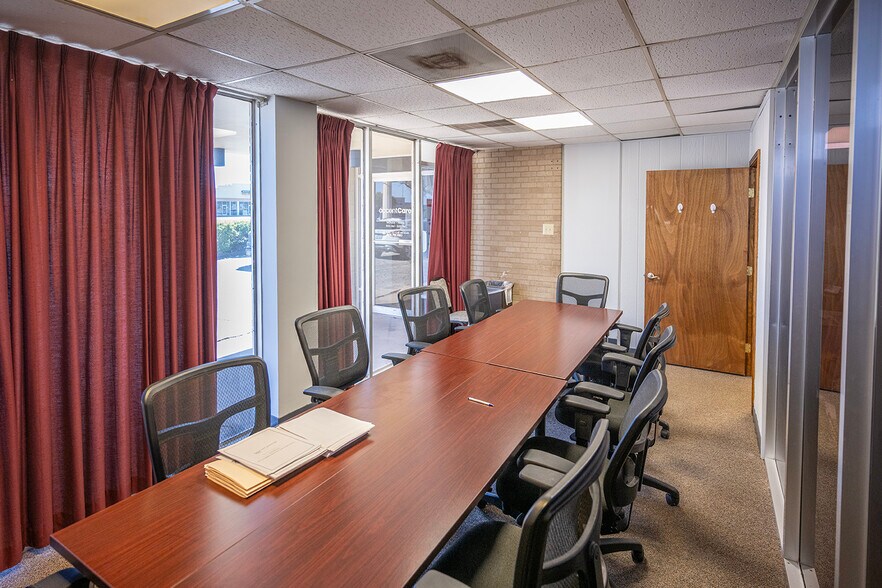 More Photos Of 3002 50th St, Lubbock Office For Sale