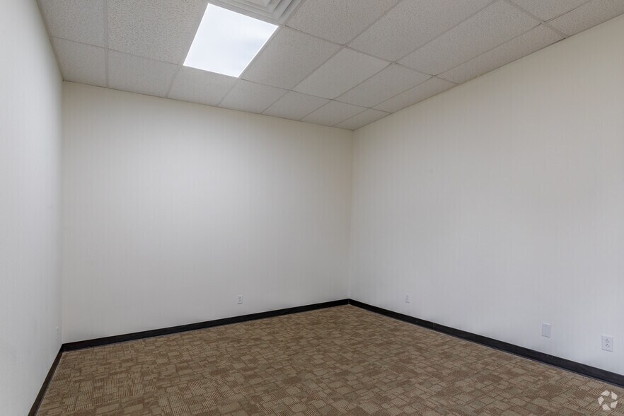 More Photos Of 2463-2469 Freedom Dr, San Antonio Light Distribution For Lease