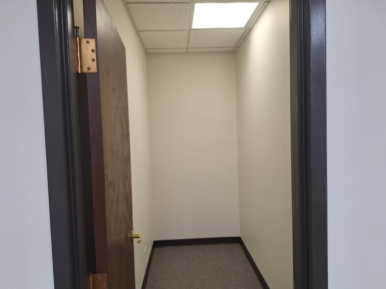 More Photos Of 600 E Higgins Rd, Elk Grove Village Office For Lease