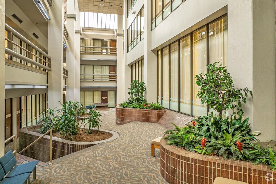 More Photos Of 3100 Broadway St, Kansas City Office For Sale