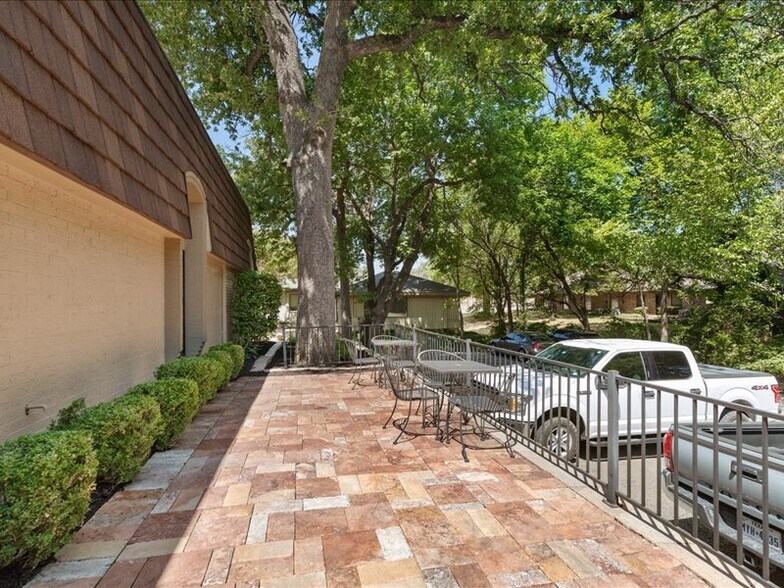 More Photos Of 2020 W Northwest Hwy, Grapevine Office For Lease