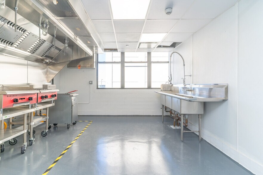 More Photos Of 102-110 Commerce St, Brooklyn Restaurant For Lease