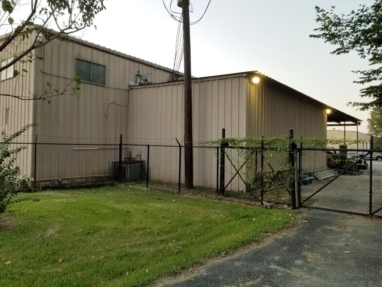 More Photos Of 410 W Canino Rd, Houston Manufacturing For Sale