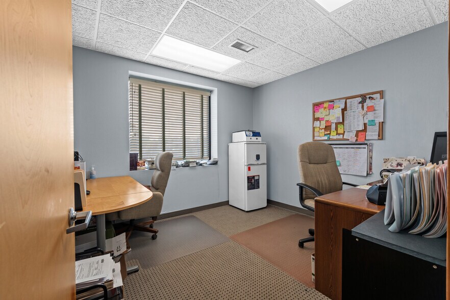 More Photos Of 28565-28585 Schoenherr Rd, Warren Medical For Lease