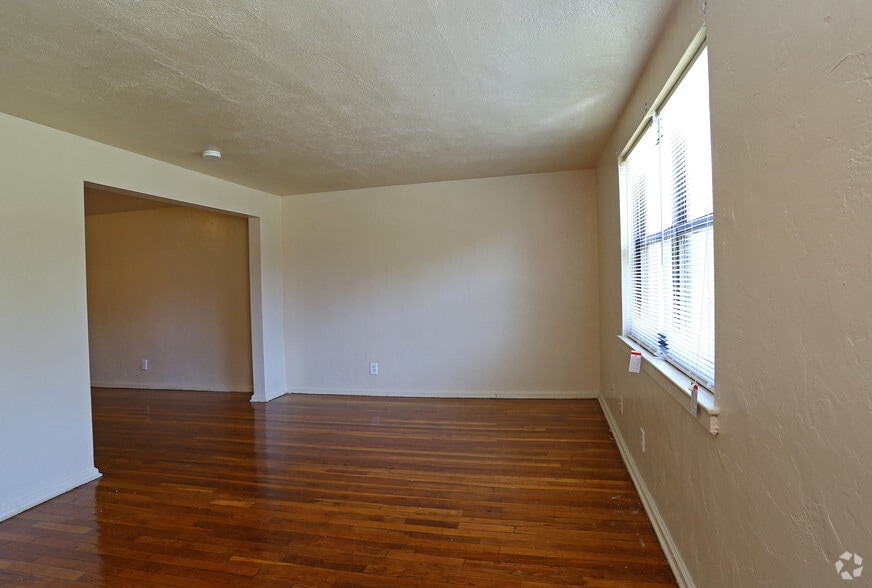 More Photos Of 35 Woodland Dr, Hartford Apartments For Sale