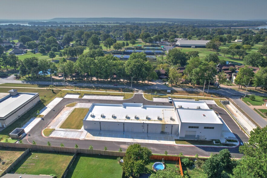 More Photos Of 904 W Jasper St, Broken Arrow General Retail For Lease