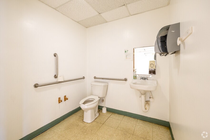 More Photos Of 745 Bluecrab Rd, Newport News Research And Development For Lease