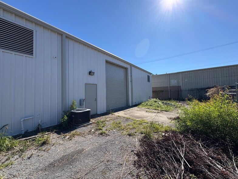 More Photos Of 3209 Industry Dr, Charleston Warehouse For Lease