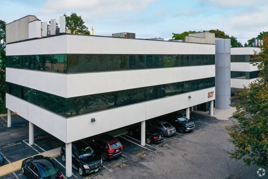 Primary Photo Of 527 Townline Rd, Hauppauge Office For Lease