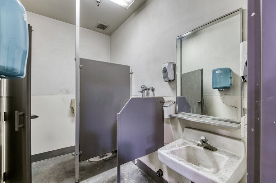 More Photos Of 5333 N Cornelia Ave, Fresno Warehouse For Sale