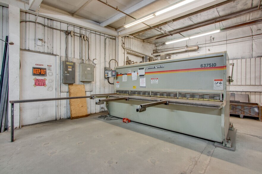 More Photos Of 120 Confederate Dr, Franklin Manufacturing For Sale