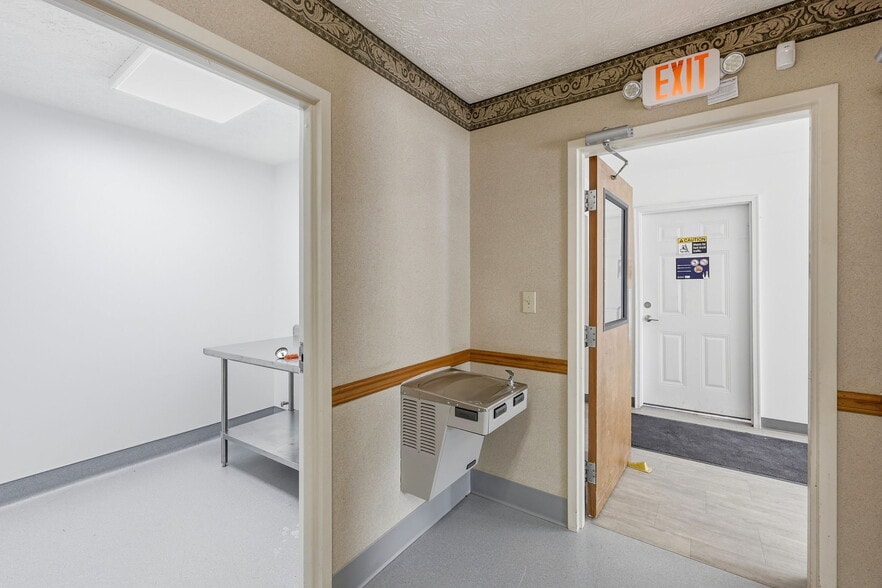 More Photos Of 1655 Oakbrook Dr, Gainesville Flex For Lease